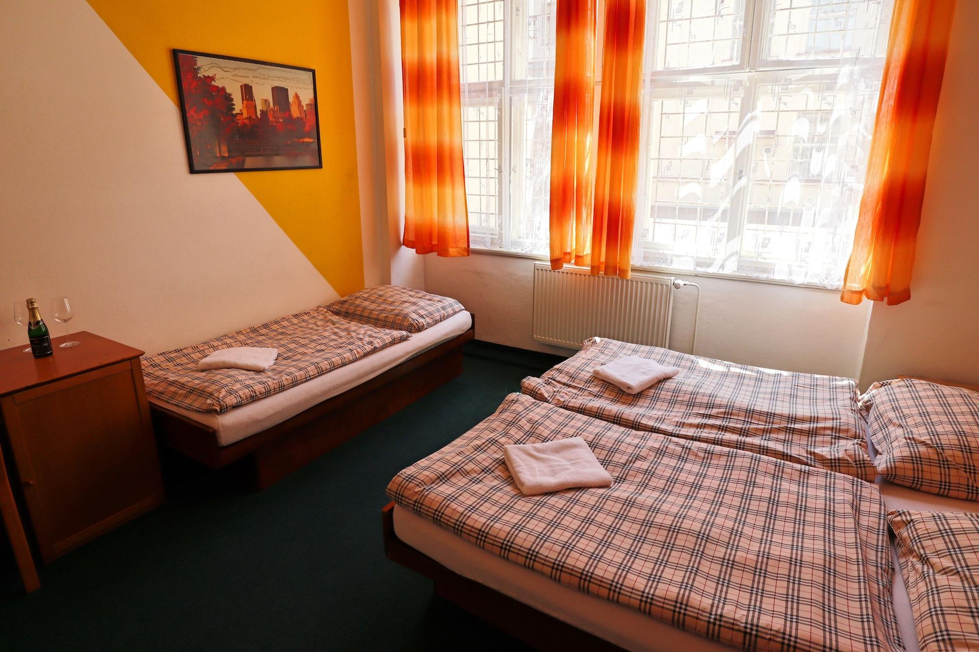 A Plus Hostel - Centrum Прага Экстерьер фото