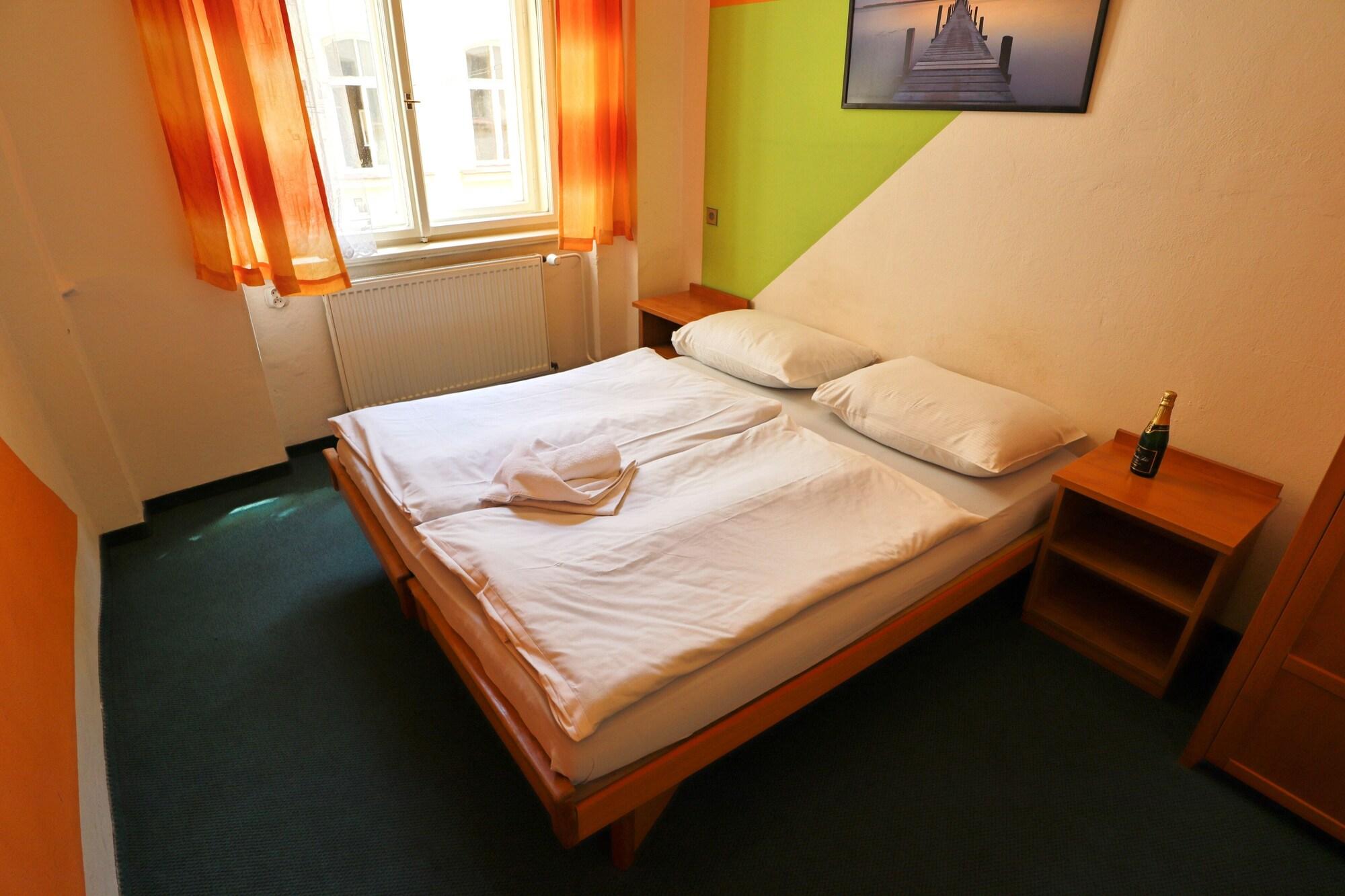 A Plus Hostel - Centrum Прага Экстерьер фото