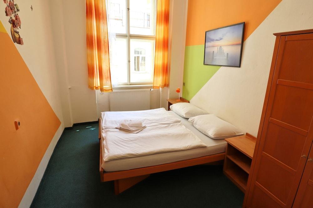A Plus Hostel - Centrum Прага Экстерьер фото